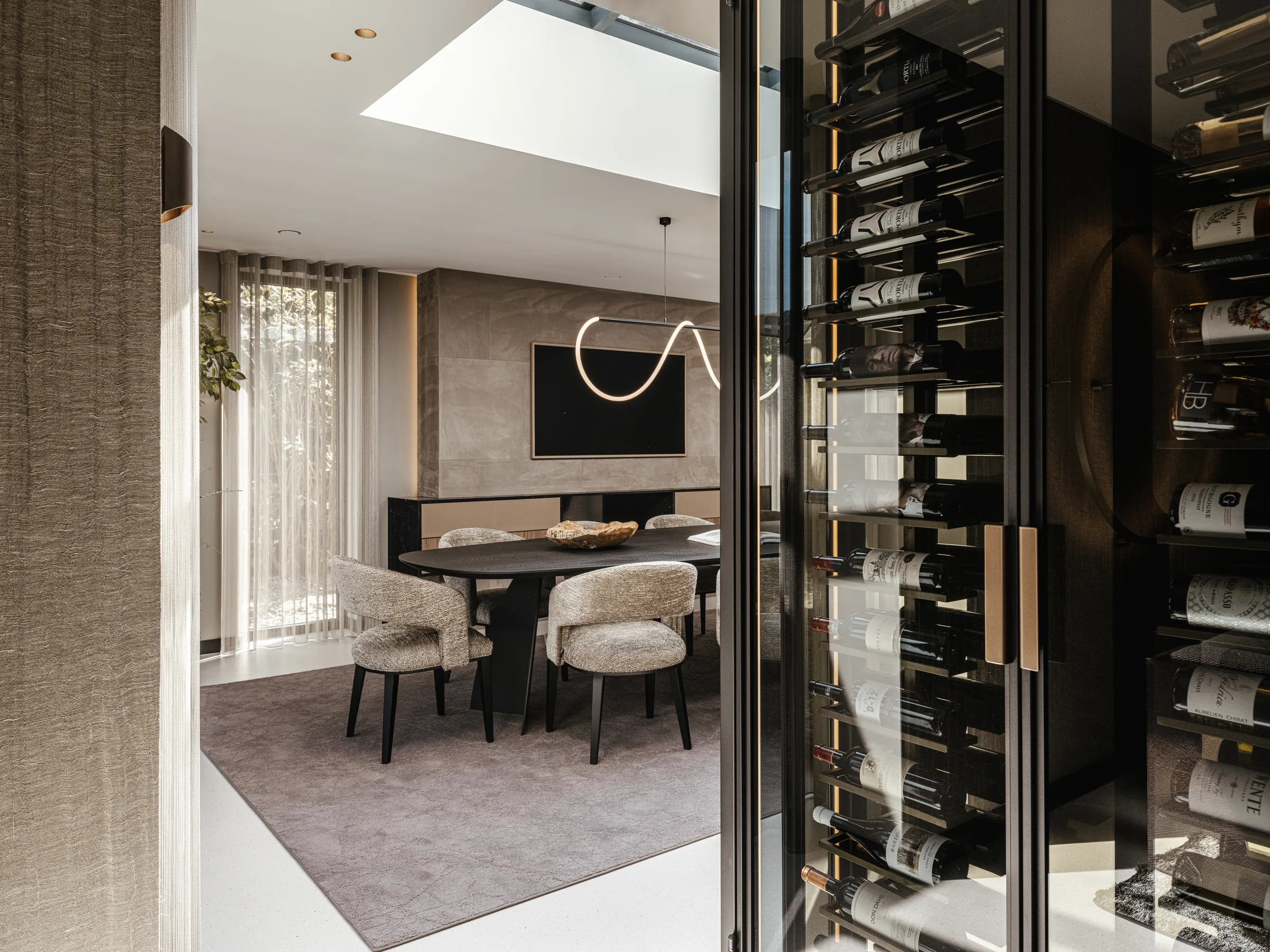 Villa VHNB wijnkast en eethoek